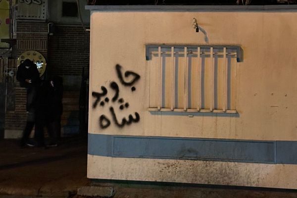 پیام مخاطب: ماموران شهرداری و بسیج پارچههای عزاداری معترضان در تهران را جمع میکنند