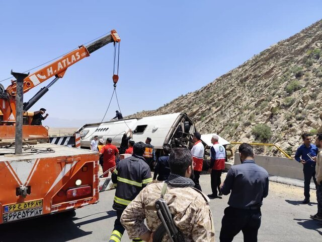 واژگون شدن اتوبوس در محور فیروزآباد به کوار، جان ۲۱ نفر را گرفت