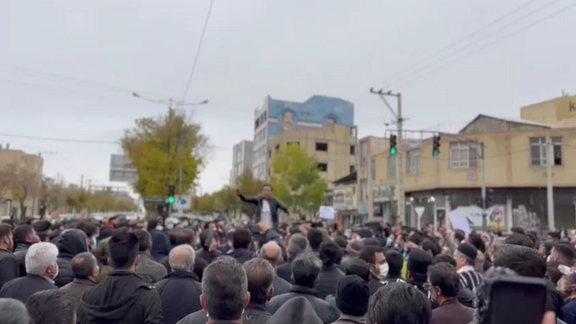 معترضان به مشکل کمآبی در چهارمحال و بختیاری برای دومین روز پیاپی به خیابانها آمدند