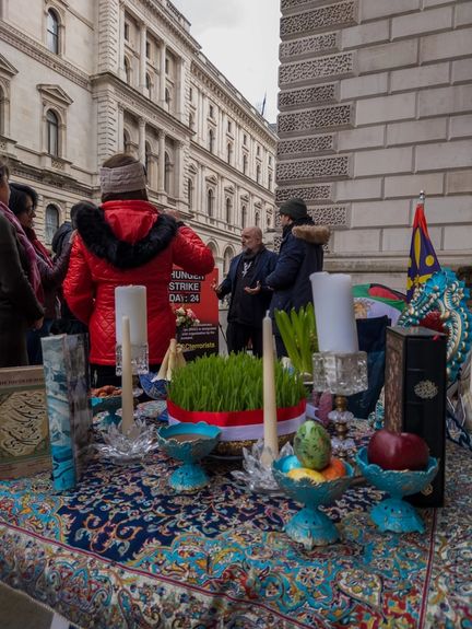 Vahid Beheshti and stand-up comedian Omid Djalili on the 24th day of Beheshti's hunger strike (March 2023)
