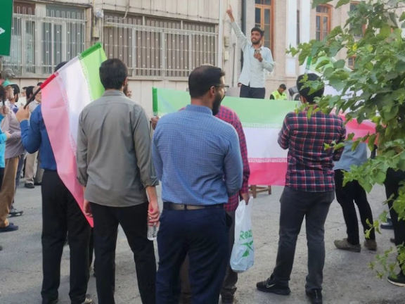 طلاب إيرانيون يحتجون على عودة مفتشي وكالة الطاقة ويطالبون بعدم السماح لهم بالدخول