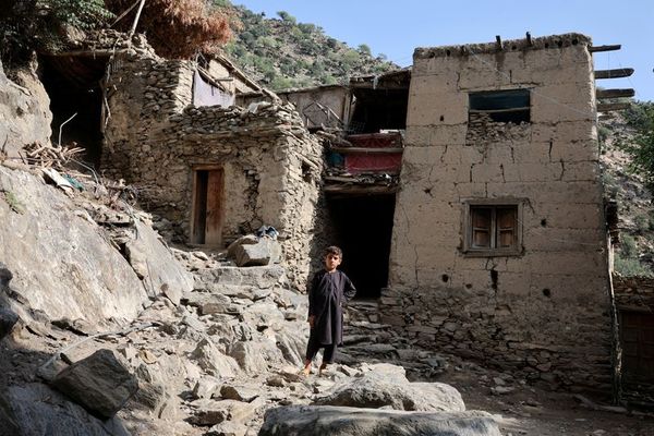 وقوع دو پسلرزه قوی پس از زلزلههای افغانستان که بیش از ۲۲۰۰ کشته بر جای گذاشت