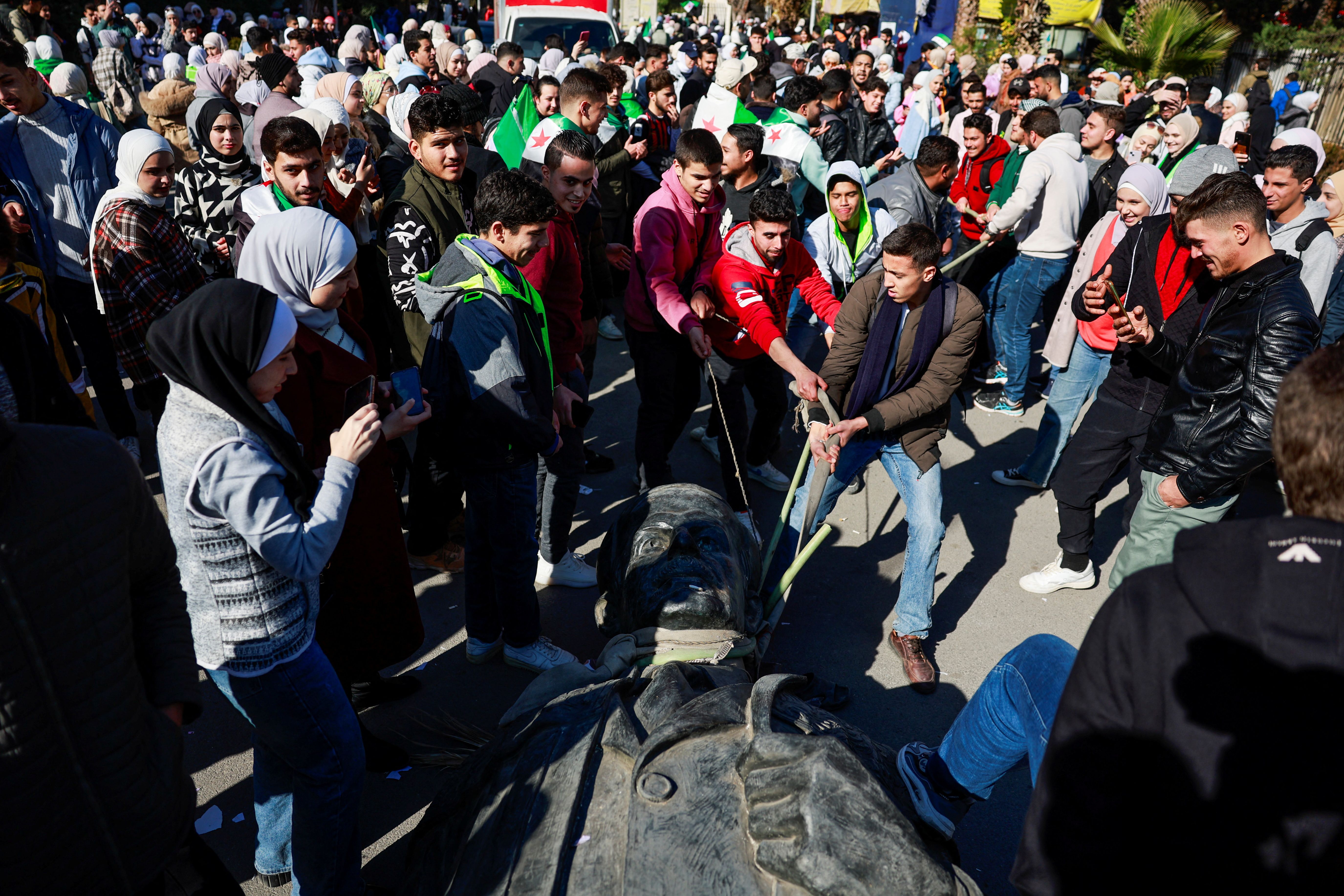 تخریب مجسمه حافظ اسد، پدر بشار اسد، در دمشق