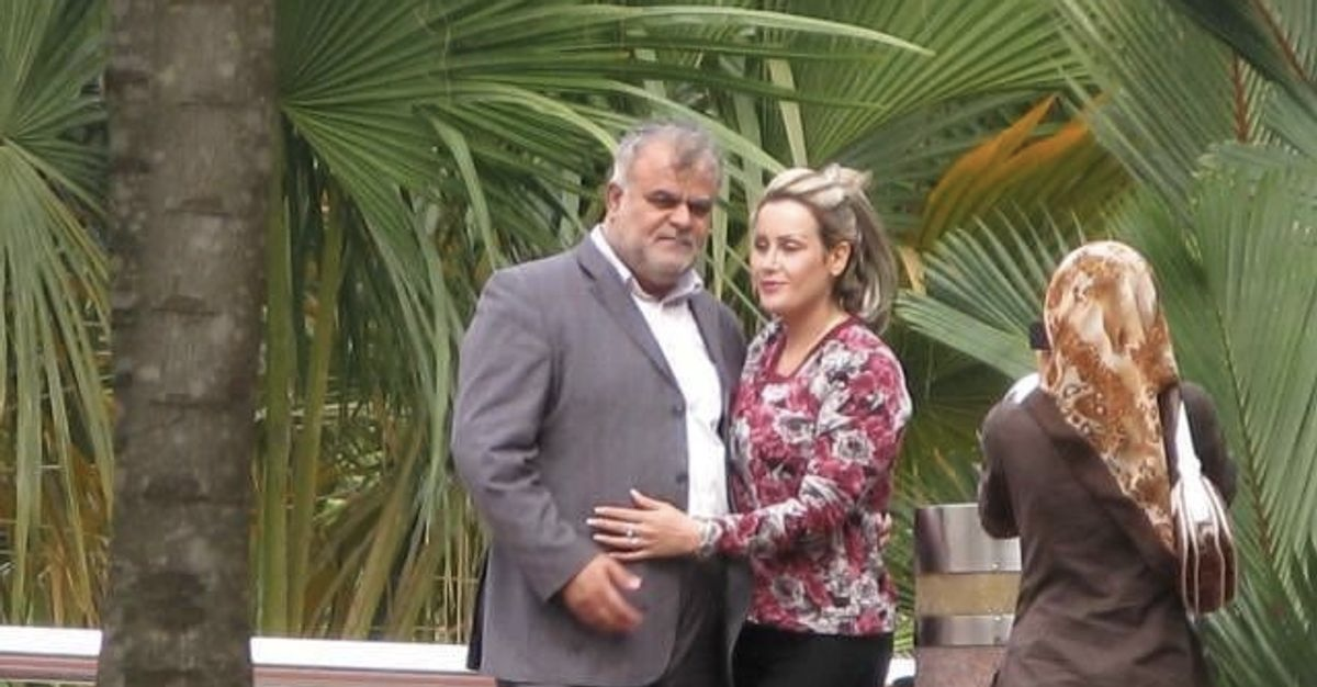 درخواست برای برکناری رستم قاسمی پس از انتشار عکس‌های بدون حجاب همسرش در کنار او در مالزی