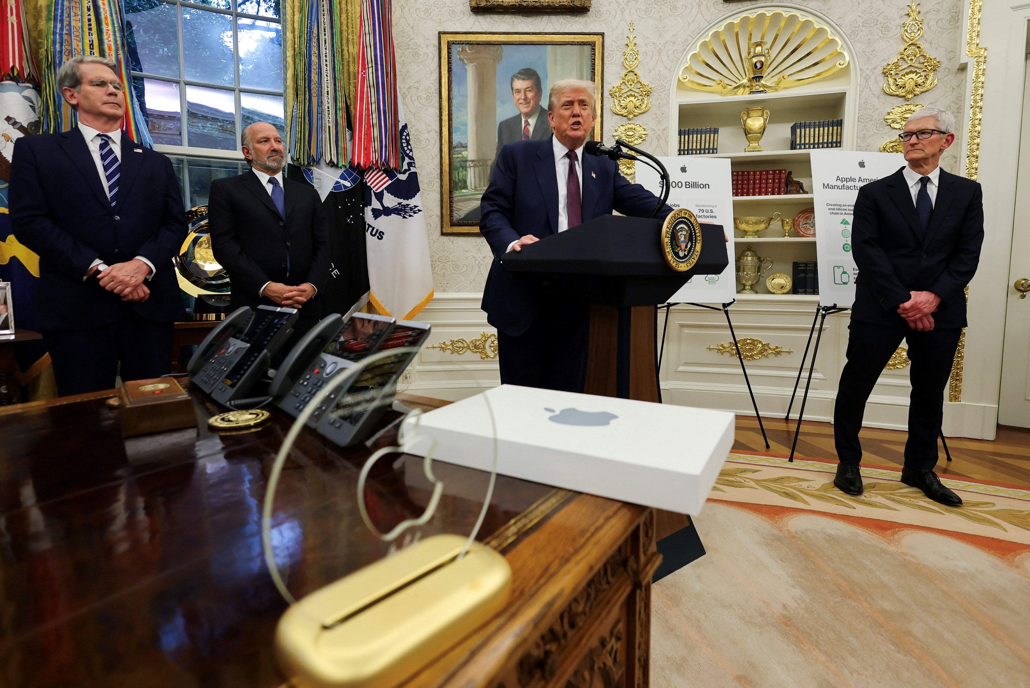 هدایای پرحاشیه به ترامپ؛ از جت ۴۰۰ میلیون دلاری تا مدال‌های المپیک و لوح طلای شرکت اپل