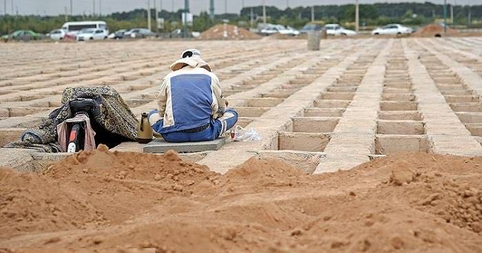 بسبب الأسعار المرتفعة للقبور وعجزهم عن تحمل التكاليف.. إيرانيون يدفنون موتاهم في القرى