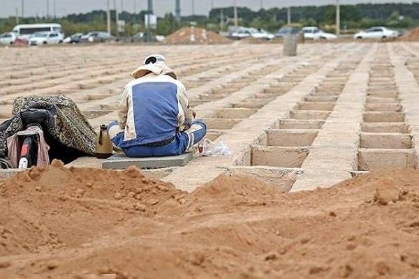 بسبب الأسعار المرتفعة للقبور وعجزهم عن تحمل التكاليف.. إيرانيون يدفنون موتاهم في القرى