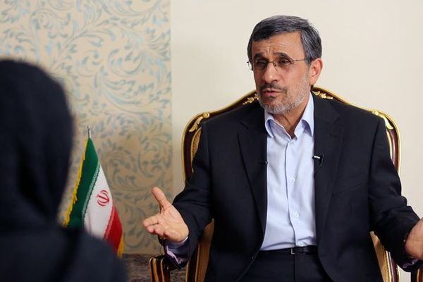 أصدقاء أحمدي نجاد يهاجمونه بعد تصريحه عن"انهيار النظام الإيراني"