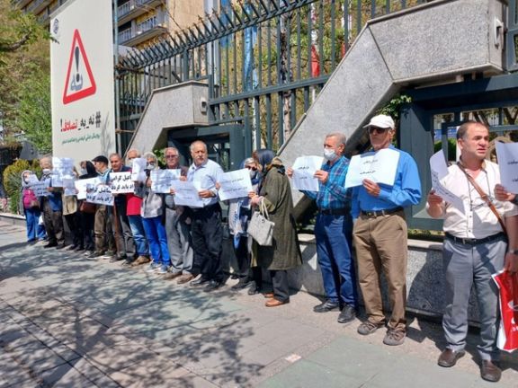 نددوا بسياسات النظام وطالبوا بتحسين الأوضاع.. احتجاجات المتقاعدين والعمال تتواصل في إيران