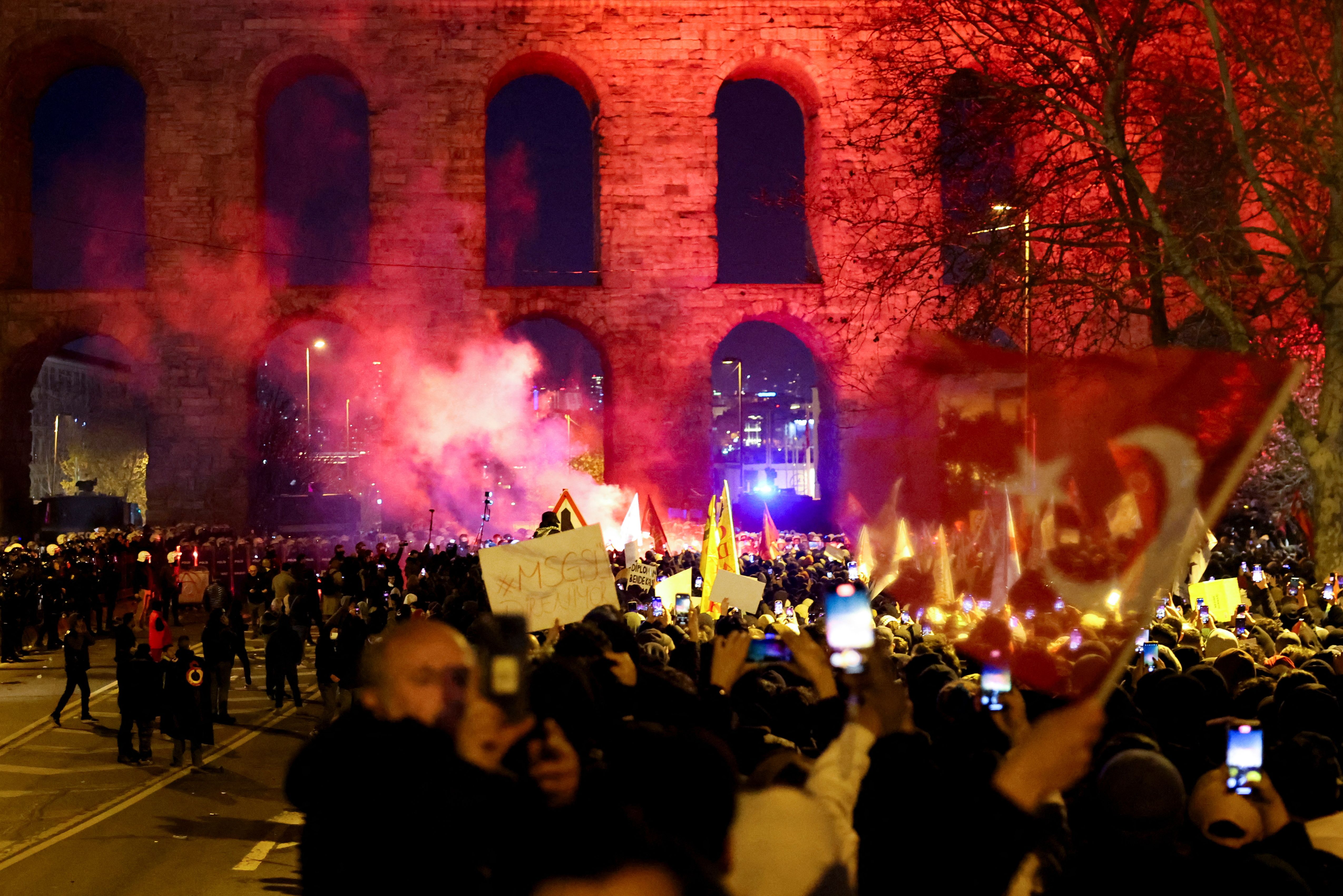 هزاران نفر از مردم ترکیه در اعتراض به بازداشت رقیب کلیدی اردوغان تظاهرات کردند