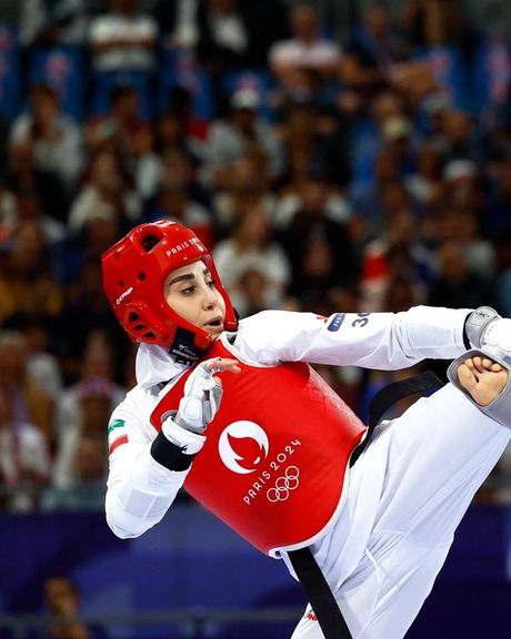 مدرس حوزه علمیه زنان تکواندوکار ایران را «لگدپران» خواند