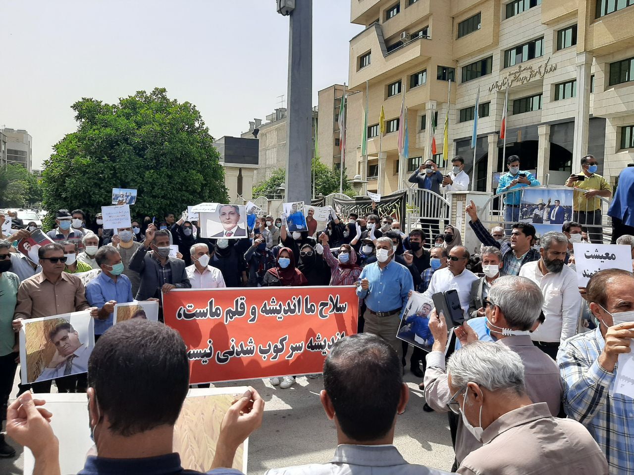 السلطات الإيرانية تواجه مطالب المعلمين بالقمع والفصل من العمل 