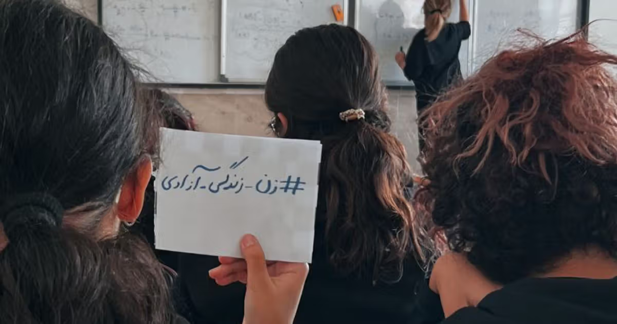 واکنش‌ها به قانون حجاب و عفاف ادامه دارد: «مبتذل‌ترین قانون» و «شر مطلق»