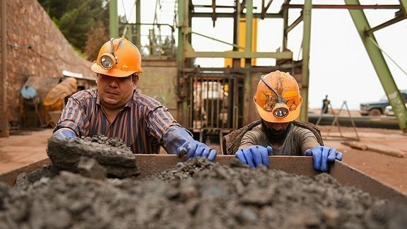 صحيفة إيرانية: جميع محرّكات نمو اقتصاد إيران توقفت عن العمل