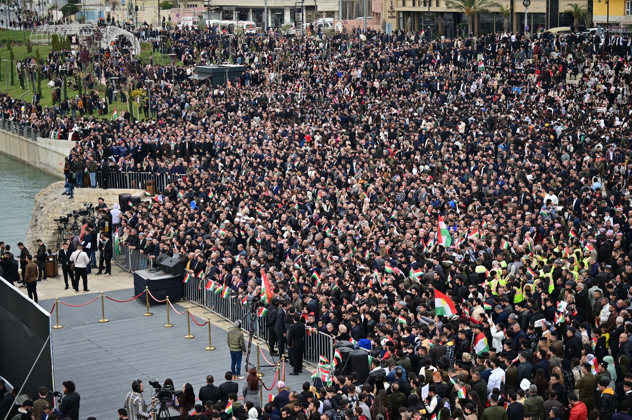 مئات الآلاف يتظاهرون في إقليم كردستان العراق تنديدًا بهجمات إيران على أربيل