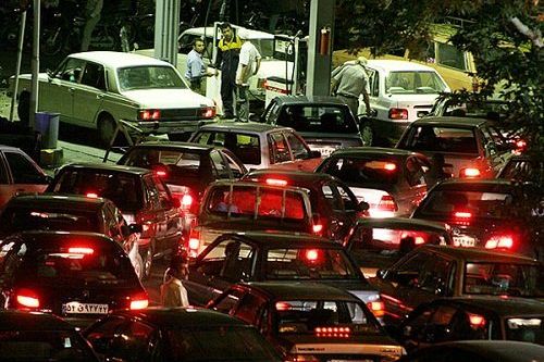 عصبانیت مردم از کمبود بنزین و فرافکنی حکومت؛ صفهای طولانی در جایگاههای سوخت ادامه دارد