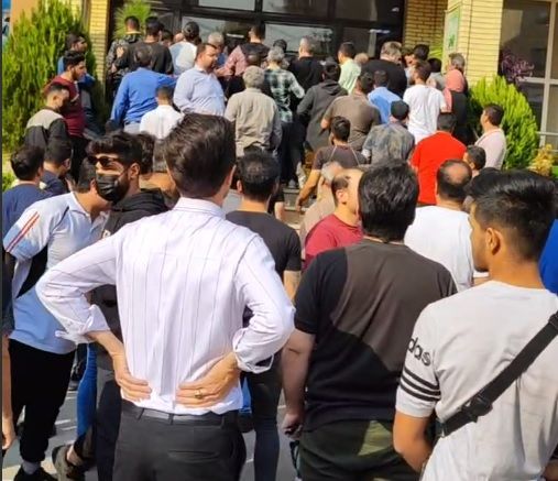 تجمعات شبانه در اعتراض به تفتیش بدنی و کتک زدن دانش‌آموزان هنرستان صدر تهران 