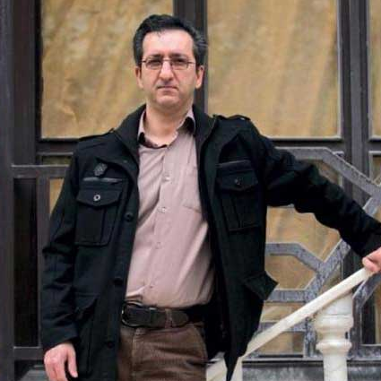 الأمن الإيراني يداهم منزل اقتصادي معارض ويصادر أجهزته الرقمية وكتبه