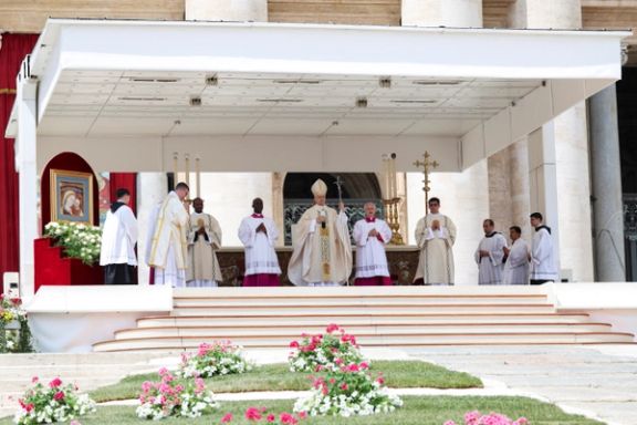 بازگشت واتیکان به سنت؛ پاپ لئو با دلجویی از محافظهکاران، رسما کار خود را آغاز کرد