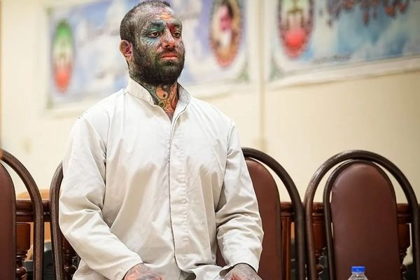 القضاء الإيراني يراجع "توبة" المغني "تتلو" المحكوم بالإعدام