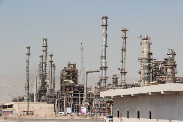 استمرار أزمة الغاز وخسائر بمليارات الدولارات لصناعة البتروكيماويات في إيران