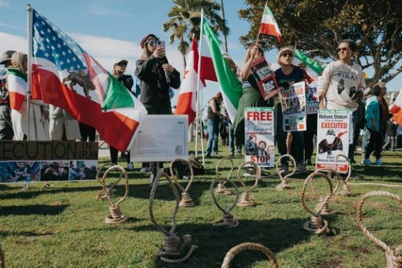 ایرانیان و کنشگران در اورنجکانتی کالیفرنیا در اعتراض به نقض حقوق بشر در ایران تجمع کردند