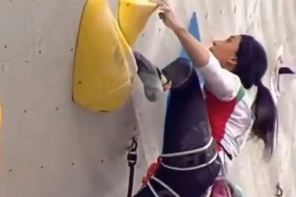 Iranian Climber Who Ditched Hijab Receives Hero’s Welcome