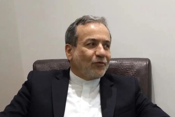 دفتر شاهزاده رضا پهلوی: مجمع جهانی اقتصاد نباید به عراقچی جنایتکار تریبون بدهد