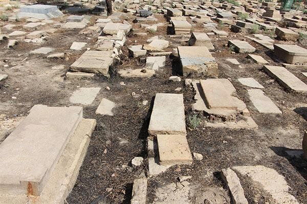 یک کنشگر میراث فرهنگی: حریم آرامستان باستانی شیراز را شکسته و قبرها را آتش زده‌اند