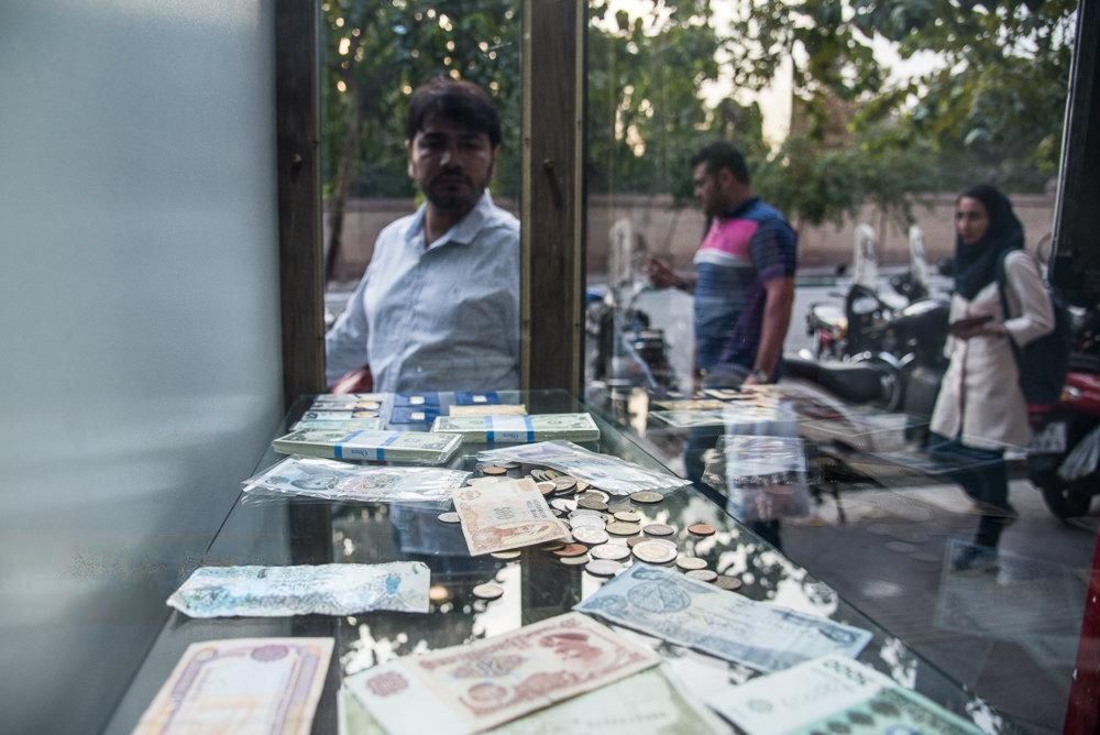 أرقام قياسية جديدة لأسعار العملات في إيران والدولار بـ 128 ألف تومان 