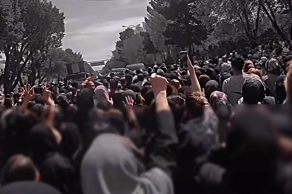 Parents and students protesting in Shahin-Shahr on April 15, 2023