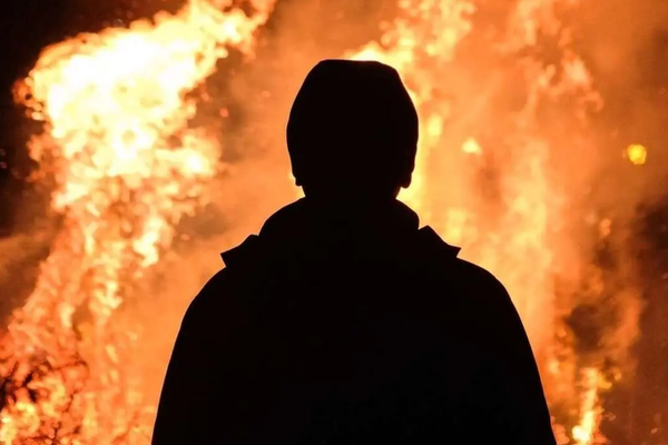 الحالة الثالثة خلال 12 يومًا.. موظف إيراني يُضرم النار في نفسه بعد تعرضه لضغوط وتهديدات