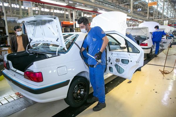 قفزة في أسعار السيارات في إيران بالتزامن مع ارتفاع سعر صرف الدولار