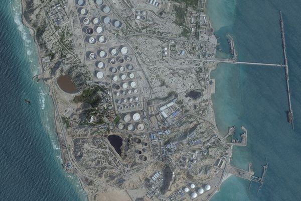 "فايننشال تايمز":إيران تخزّن نفطها في ناقلات متهالكة بالمياه الخليجية بسبب الحصار الأميركي