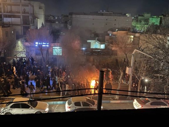 تصویری از تجمع مردم در اصفهان در جریان انقلاب ملی ایرانیان