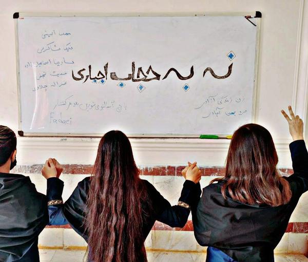 بعد اعتقالها وإجبارها على اعترافات قسرية.. إيرانية ترفض الحجاب الإجباري: انتهى زمن الخوف 