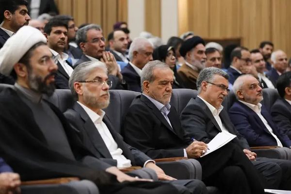 تجاهل نقص ميزانية الجامعات ولم يتطرق للطلاب والأساتذة المفصولين.. بزشكيان ينسى وعوده