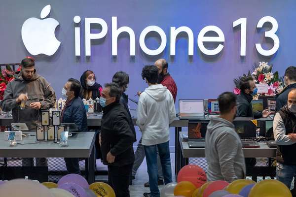 Why has lifting ban on iPhone shaken Iran's mobile market?