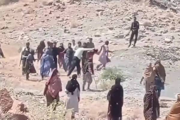 حمله به زنان بلوچ معترض به معدن کرومیت؛ دستکم ۷ زن مجروح و ۶ نفر بازداشت شدند
