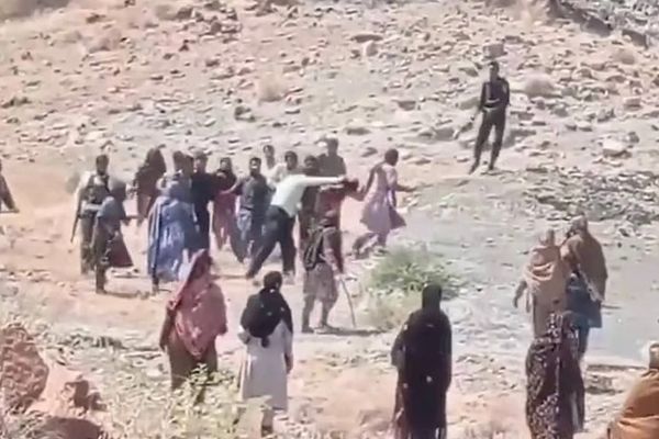 حمله به زنان بلوچ معترض به معدن کرومیت؛ دستکم ۷ زن مجروح و ۶ نفر بازداشت شدند