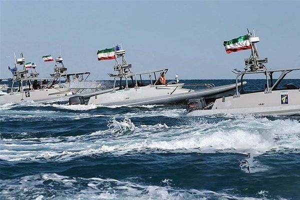 معاون نیروی دریایی سپاه: ما تعیین میکنیم کدام کشتی از تنگه عبور کند و کدام نفت صادر شود