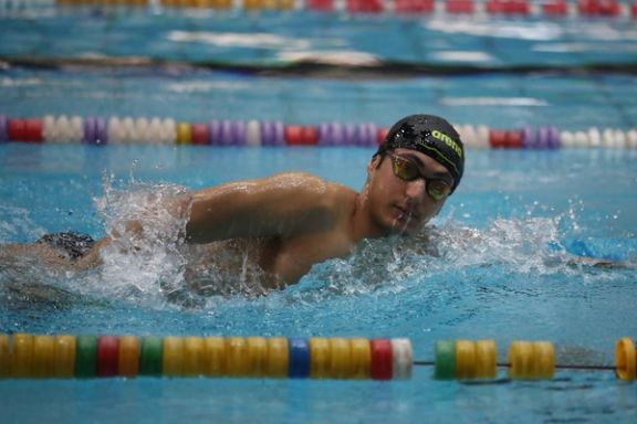 وضعیت بغرنج استخر آزادی؛ آنقدر سرد است که شناگران میلرزند و مربیان با کاپشن تمرین میدهند