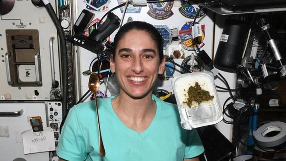 عکس یاسمین مقبلی از ایستگاه فضایی بینالمللی؛ اولین قورمهسبزی که در فضا خورده شد