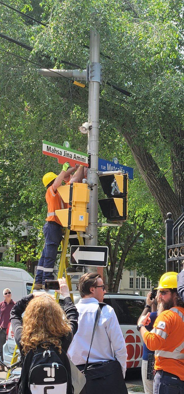 تابلوی «مهسا ژینا امینی» در خیابانی از پایتخت کانادا که سفارت پیشین ایران در آن بود نصب شد