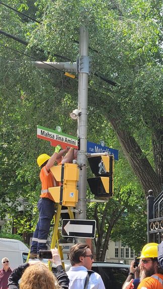 تابلوی «مهسا ژینا امینی» در خیابانی از پایتخت کانادا که سفارت پیشین ایران در آن بود نصب شد