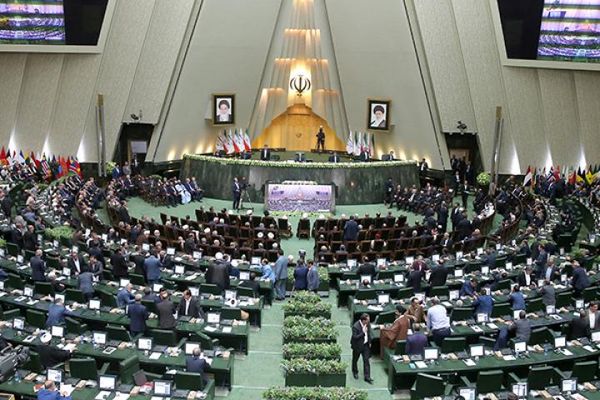 من شأنها تقليص الحد الأدنى للأجور.. خطة حكومية لتعديل المادة 41 من قانون العمل في إيران