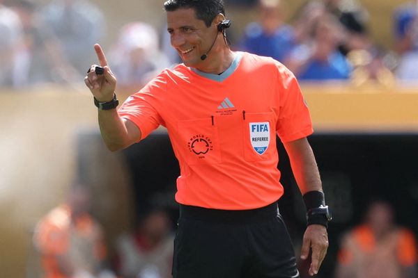 ترشيح الإيراني الأصل علي رضا فغاني لجائزة أفضل حكم في العالم