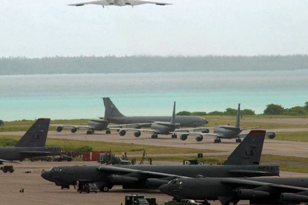 "وول ستريت جورنال": إيران استهدفت قاعدة "دييغو غارسيا" بصاروخين باليستيين لم يصيبا الهدف