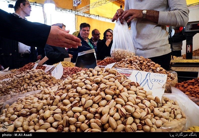 موقع إيراني: بعض المتاجر يبيع المكسرات بالتقسيط أو عبر "شيكات" بسبب الغلاء