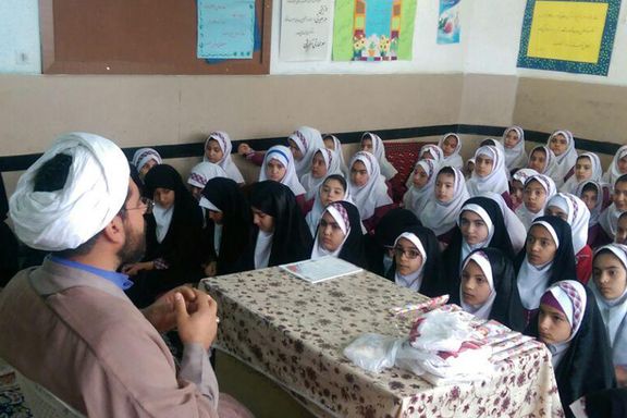 معاون سابق وزارت آموزش و پرورش: سپردن آموزش و پرورش به روحانیون عواقب بسیار بدی دارد